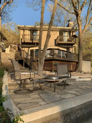 Lakefront home, great location, close to golf courses, the Strip, & restaurants.