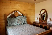 Beautiful, Serene Log Cabin Lodge - balcony