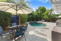 Studio apt near Wilton Manors, private fenced yard with pool, puppy friendly. - Private Pools