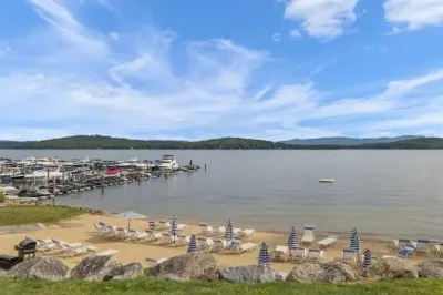 2 bedroom condo w/pool  close to beach & skiing