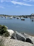 Sunny 2-bedroom beach cottage, walk to beach!