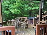4.3 miles to BR center, Private, Family Fun, Hot Tub, Serene