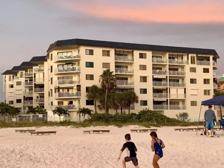 3 bed 3 bath Penthouse Spectacular Panaoramic views of beach and intracoastal!!!