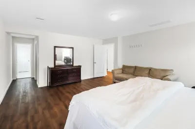 Spacious 4-bedroom, 3-bathroom home with Wi-Fi, washer and dryer in Richmond Tx. Hotels near Cinco Ranch II Pavillion and Park at Spring Lake