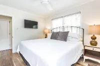 Comfortable and Quiet Condo near the Village and NC State