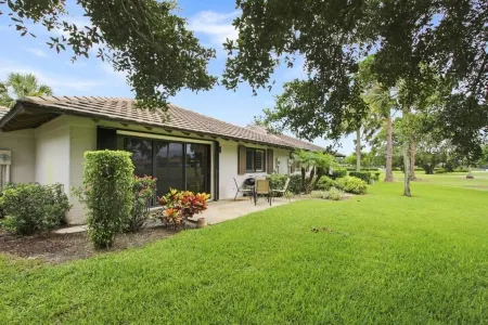 beautiful newly renovated golf front cottage, located inside the PGA National<br><br>