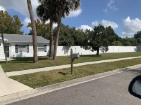 Vacation Home w/ HOT TUB, 2 MASTER BEDROOMS, HEATED POOL NEAR BEACHES! Hotels in Oldsmar