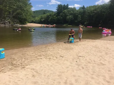 Cozy condo with private access to the Saco River Отели в г. Конуэй