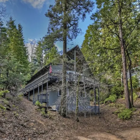 Cozy Escape- Walking Distance to Village!