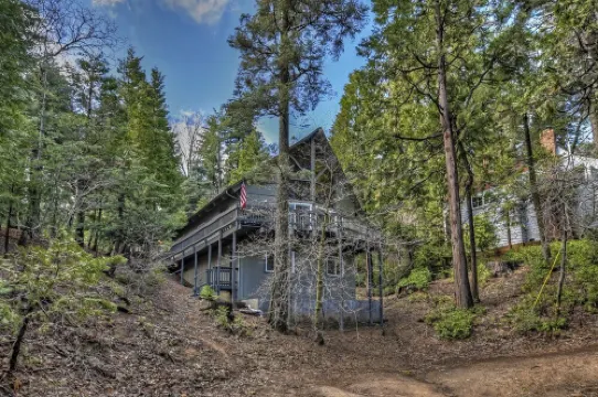 Cozy Escape- Walking Distance to Village!