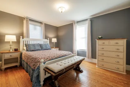 Spacious in-town cottage w/home office. Walk everywhere from your front steps. Отели рядом с достопримечательностью «Библиотека Джесап Мемориал»