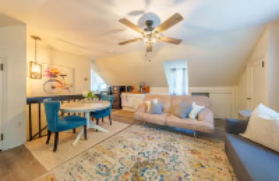 Prime Location, Private Loft Apartment. Well-Appointed for Comfort & Convenience