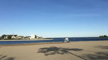 Private Waterfront Loft, Minutes to the Beach Отели рядом с достопримечательностью «Плантинг Филдс Арборетум»