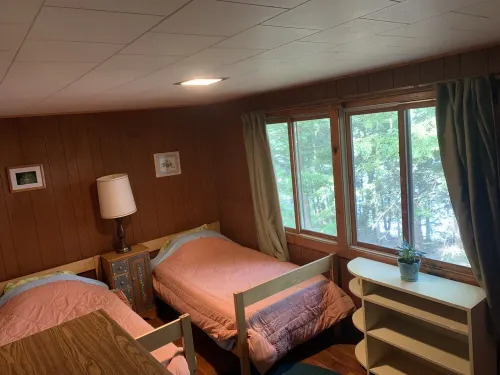 Private and Cozy Cottage, Excellent Fishing And Swimming; Sleeps 6.