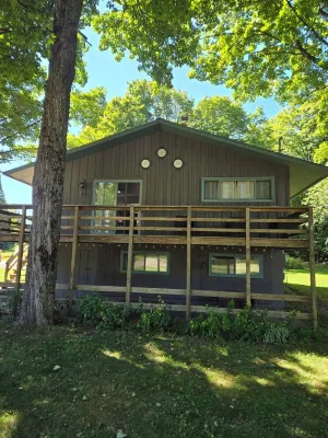 Four Seasons Lake House Between Marquette and Houghton: Paradise on Petticoat!