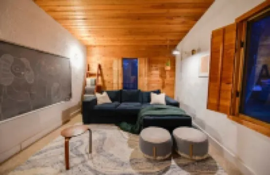 Cozy and Artistic Space with a library and a Floating Net