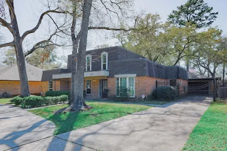 Spacious 5Br Home - Near Energy Corridor - Sleeps 14 - Pet Friendly Отели рядом с достопримечательностью «The Music Box Theater»