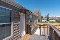 Comfy Lodge House - 5 min to BZN Airport - 3BR+BBQ Hotels in Belgrade