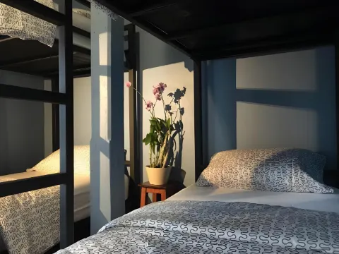 เตียงในห้องพักรวมหญิงชายแบบ 4 เตียงพร้อมห้องน้ำรวม