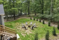Modern 3BR Getaway with Hot Tub, Deck & Entertainment in Long Pond Hotels near Mountain Vaporz