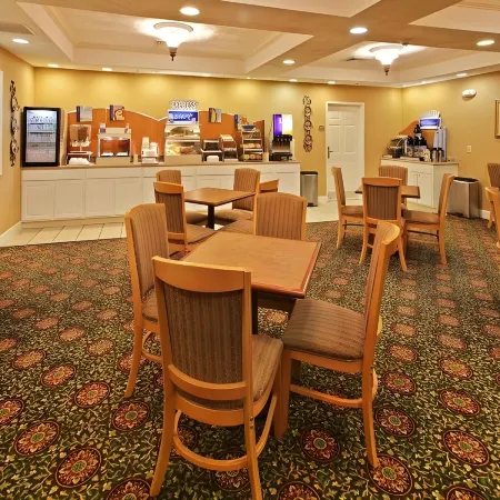 Holiday Inn Express & Suites MAGNOLIA-LAKE COLUMBIA by IHG
