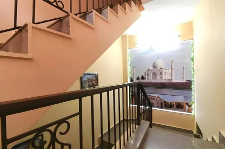 DS Residency-Near Ghats N Temples-Parking-Free Wi-Fi Отели рядом с достопримечательностью «Дхамек»