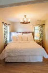 Cozy cottage with pool, hot tub, WiFi, & AC on a peaceful farm in Tunnel Hill