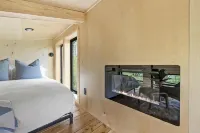 Treehouse on a large lavender farm + all amenities!