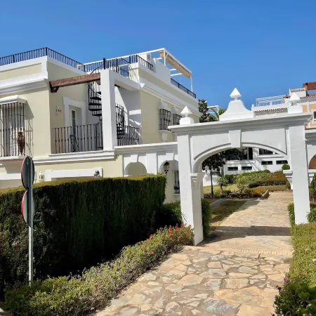 Luxury Townhouse Sea Views 10 Min from Puerto Banús