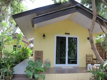 Baan Suan Phidchamika Отели рядом с достопримечательностью «Плавающий рынок Amphawa»