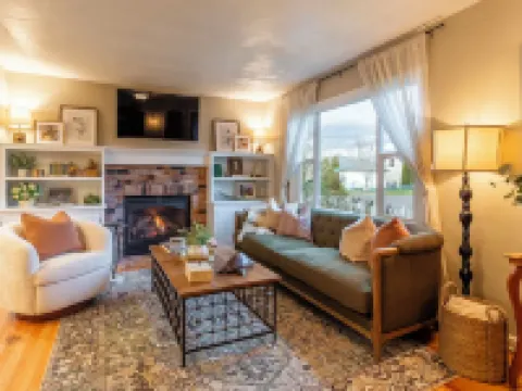 Delightful Downtown Retreat in the Willamette Wine Country Hotels in Newberg