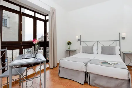 Sercotel Toledo Imperial Отели рядом со станцией Toledo′S Train Station