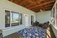 Pet Friendly. Minutes to Beaches. Charming 2-bedroom house in adorable Sarasota.