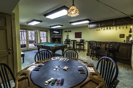 Location location!!!!Beautiful Log Cabin Retreat in the Aska Adventure Area.