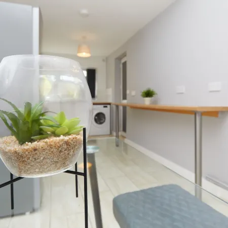 2 Bed Derby House- Parking - Rolls Royce