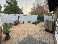 Cottage - Sleeps 4 - Pet Friendly - Pool - Parking - 3-نجوم