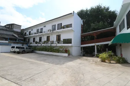 Baiyoke Chalet Hotel Отели рядом с достопримечательностью «Wat Phra That Doi Kong Mu»