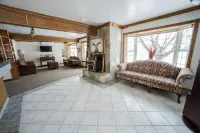 Clover Creek Inn Hotels in Paris