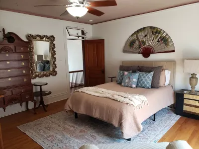 Historic 1875 Victorian-Pear Tree Manor - close to downtown, Lake Huron, & river Hotel in zona Fort Gratiot Lighthouse