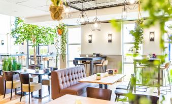 Detached Well-Kept Villa with Garden, Near the Beach