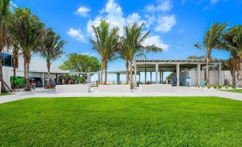 Beach Club at Siesta Key Poolside D