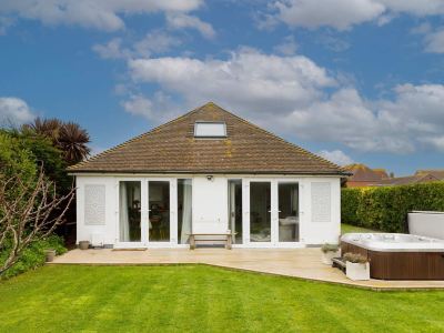 Beach House for 8 With hot tub Garden