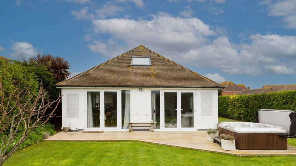 Beach House for 8 With hot tub Garden