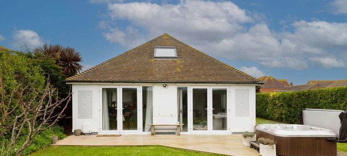Beach House for 8 With hot tub Garden Hotels in Chichester