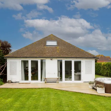 Beach House for 8 With hot tub Garden