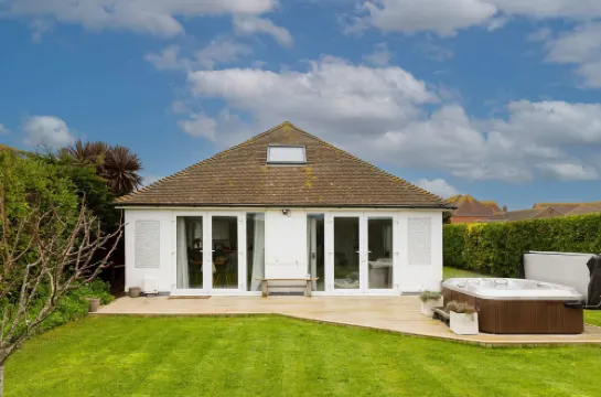 Beach House for 8 With hot tub Garden