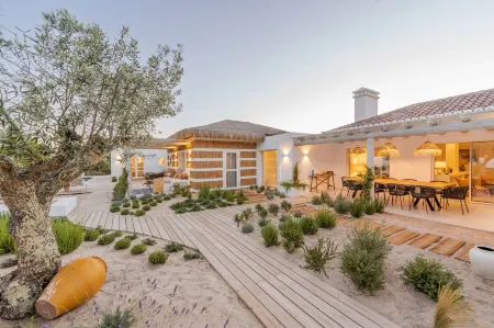 Wooden Villa by Cadenzalux