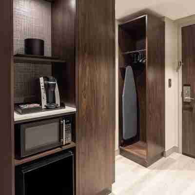 Holiday Inn BOSTON LOGAN AIRPORT - CHELSEA by IHG Rooms