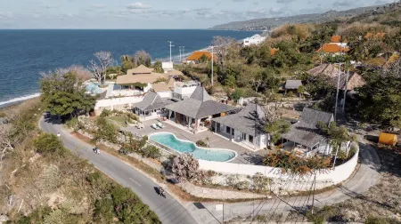 Dolce Vita Nusa Penida Отели рядом с достопримечательностью «Giri Putri Cave»