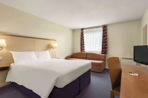 Days Inn by Wyndham Cannock Norton Canes M6 Toll - parking